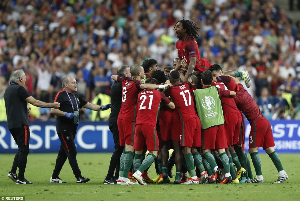 Niềm hạnh phúc của các cầu thủ Bồ Đào Nha với bàn thắng ở phút thứ 109 của Eder.